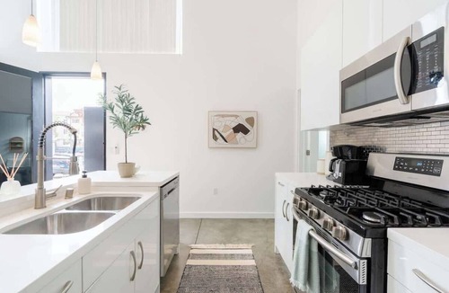 Little Italy Apartment | Chic Inner City Pad w/Balcony | Walk Everywhere!