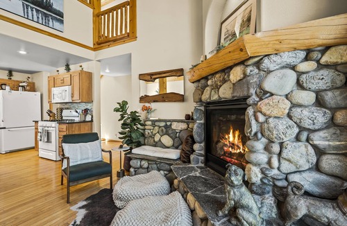 Truckee House | Chic Pet-Friendly Retreat | King Suite, Hot Tub | Clubhouse Access | Near Lake
