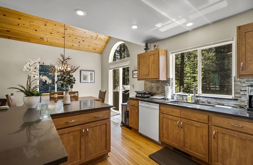 Truckee House | Chic Pet-Friendly Retreat | King Suite, Hot Tub | Clubhouse Access | Near Lake