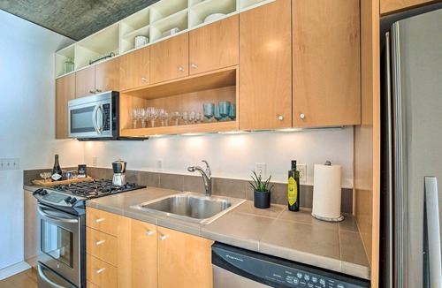 Goose Hollow Apartment | Chic Portland Studio w/Stunning City Views!