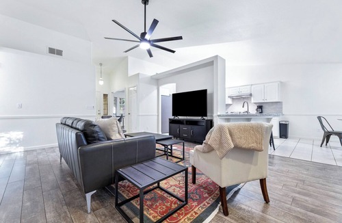 Fresno House | Chic River Bluff Home for Professionals & Families