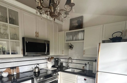 Northeast Carmel House | =Chic simplicity near downtown Carmel-by-the-Sea! Sip, shop, dine and relax…=