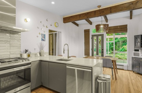 Keizer House | Chic urban cabin with full kitchen & WiFi - just off I-5