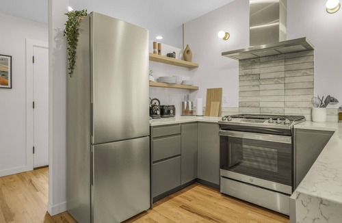 Keizer House | Chic urban cabin with full kitchen & WiFi - just off I-5
