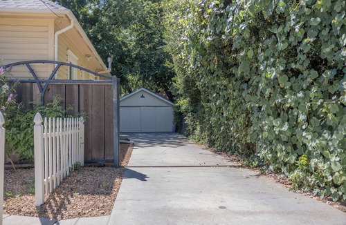 Chico House | Chico Charmer ~Near Chico State University & Downtown Chico-Pet Friendly
