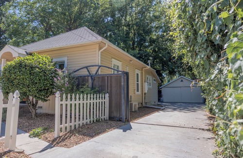 Chico House | Chico Charmer ~Near Chico State University & Downtown Chico-Pet Friendly