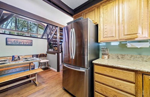 Fish Camp Cabin | Chief Peak cabin near Yosemite with deck, nature views & full kitchen