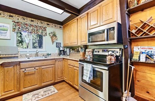 Fish Camp Cabin | Chief Peak cabin near Yosemite with deck, nature views & full kitchen