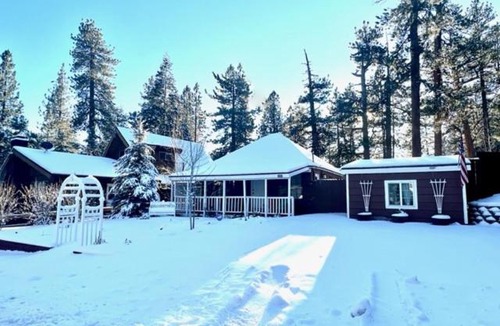 Big Bear Lake House | Chipmunk House - Magical Boulder Bay cottage within a picturesque setting! cabin