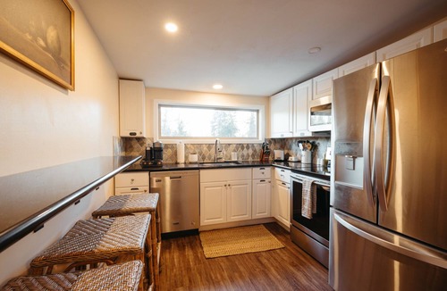 Carver House | Clackamas Riverfront Guest Suite With Hot Tub And Sauna