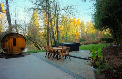 Carver House | Clackamas Riverfront Guest Suite With Hot Tub And Sauna