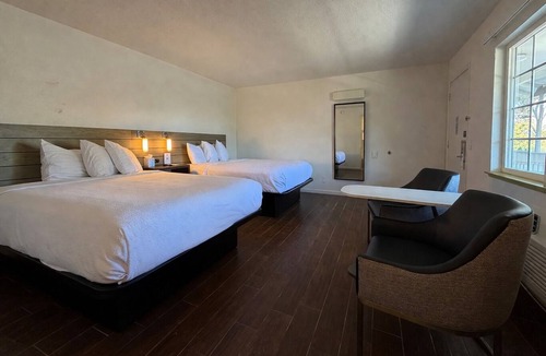 Munras Avenue Hotel | Classic 2 Queen Room - Sleeps 4
