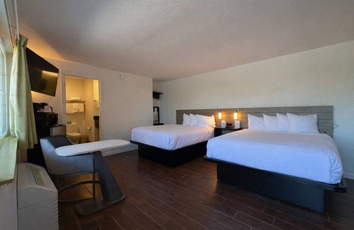 Munras Avenue Hotel | Classic 2 Queen Room - Sleeps 4