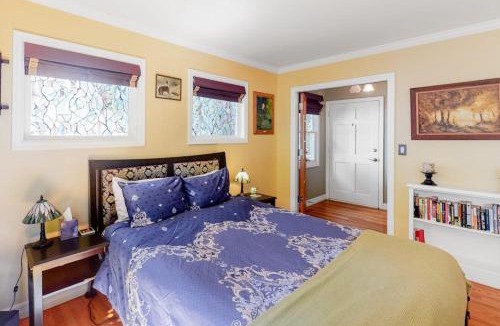Amazon Apartment | Classic Dog-Friendly Home with Free WiFi a washer&dryer & Enclosed Backyard