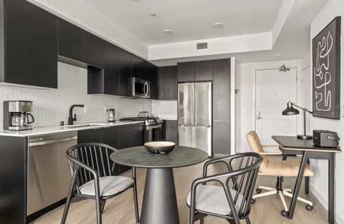 Emeryville Apartment | Classic Emeryville 1BR w/Pool, Gym & W/D, walk to Safeway, by Blueground
