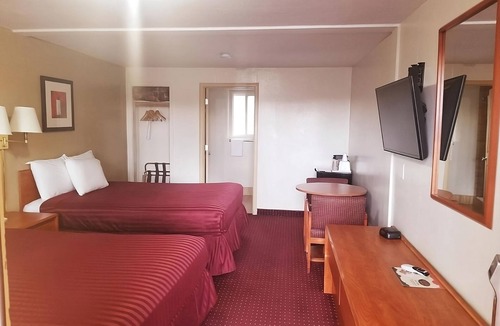 Williams House | Classic Route 66 Lodging with Free Breakfast & Parking, Bearizona Wildlife Park!