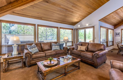 Sunriver House | Classic Sunriver Home, Bikes, Kayaks, Ping Pong, Private Hot Tub-WHIT24