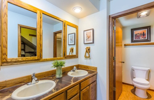 Sunriver House | Classic Sunriver Home, Bikes, Kayaks, Ping Pong, Private Hot Tub-WHIT24