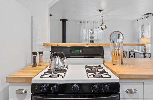 Tehachapi Cottage | Clay Cottage - Downtown Tehachapi Cottage