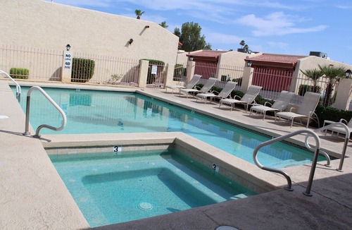 Lake Havasu City Condo | Clean and Comfy! Close to Lake+ London Bridge 2bdrm 2 Bth Kitchen, Pool+Hot Tub