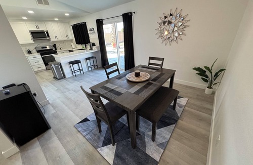 Hesperia House | Clean and Modern 4 Bedroom vacation home
