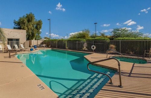 Palm Valley Hotel | Clean and Modern Unit, Pool, Parking, Breakfast, Free Wifi