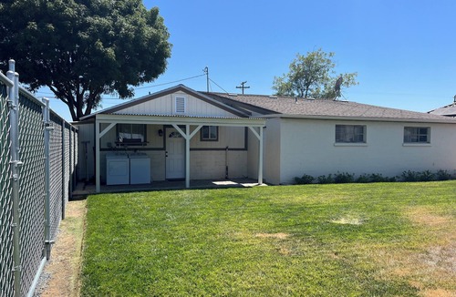 Raisin House | Clean Country Home. 3 bedroom home in a quiet side of Fresno close to amenities.