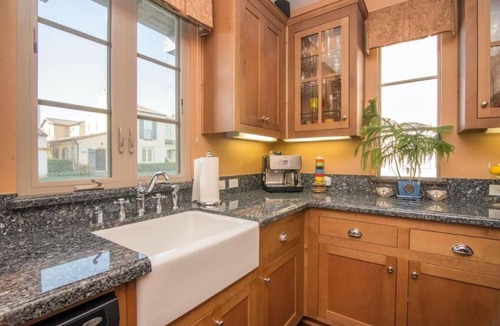 Newhall House | CLEAN FURNISHED PRIVATE ROOM - NEAR PUBLIC TRANSIT