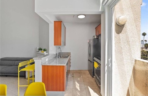 Wilshire Apartment | Clean Kid-Friendly w/Bunk Beds!