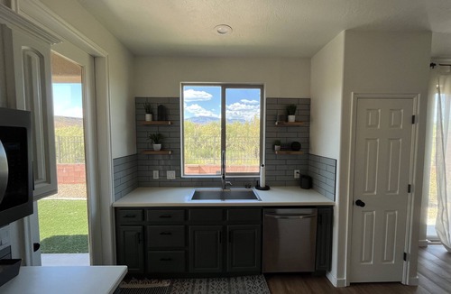 Washington House | CLEAN, Quiet, Gorgeous Views, Pet Friendly