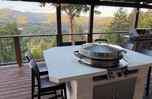Garberville House | Cliff House- Avenue of the Giants- 6BD/4BA, Fire Pit, 2000 SF Deck with Views!