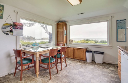 Coos Bay Cottage | Cliffside Lighthouse Beach Home w/Ocean View
