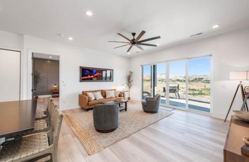 Toquerville House | Cliffside Modern Villa - Lower Level