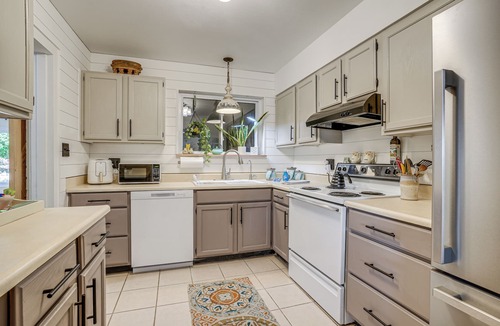 Sun City House | Close to Golf & Casinos! Sun City Getaway