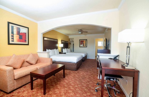 Ukiah Hotel | Close to Lake Mendocino + Free Breakfast. Pool.