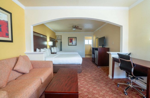 Ukiah Hotel | Close to Lake Mendocino + Free Breakfast. Pool.