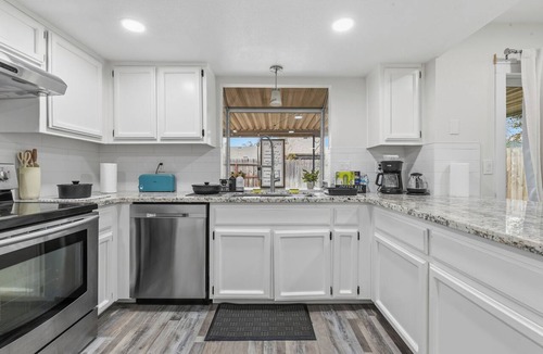 Raisin House | Close to Med Centers + King Bed + Fire Pit