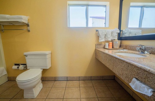 Ukiah Hotel | Close to Nelson Family Vineyard + Breakfast. Pool.