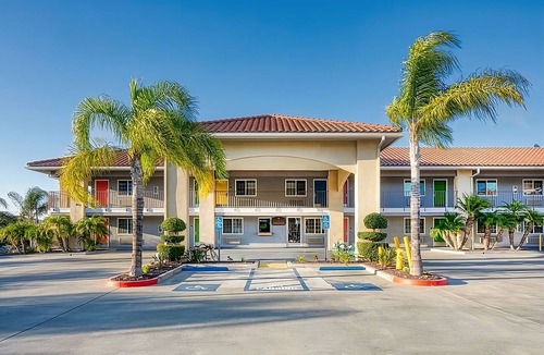 Temecula Hotel | Close to Old Town Temecula! Great Unit in Signature Temecula! Pool, Free Parking