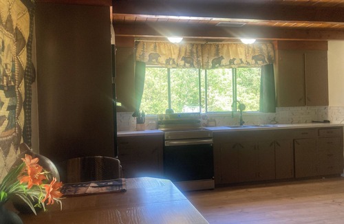 North Fork House | Close to Yosemite National Park. Walking distance to restaurants & shopping