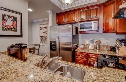 Hermosa Village Apartment | Closest Walk Across Street To Disneyland Full Kitchen Free Laundry Free Parking Pool & Spa