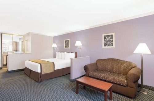Indio Hotel | Coachella Weekend Hotel Room – Days Inn Indio – Sleeps 2 – Apr 9–11th.