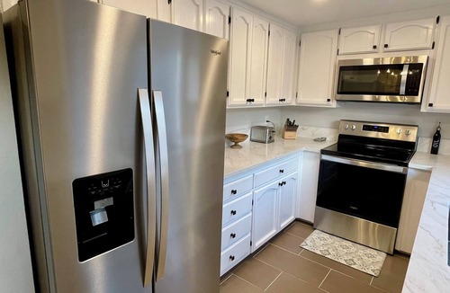 Lincoln Acres House | Coastal Modern Lodge Game Room/Jacuzzi 8 Beds