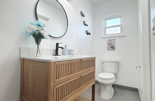 Midway City House | Coastal Stay at OC 6 miles from the beach
