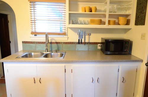 Tyrone House | College District Art House - Patio - Walk to Downtown - Sleeps 5