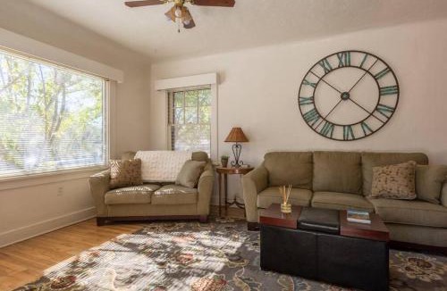 Atascadero House | Colonial Cottage Getaway