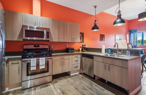 Belmont Hotel | Colorful 2BR/2BA w/King Bed, Local Art + Secure Parking