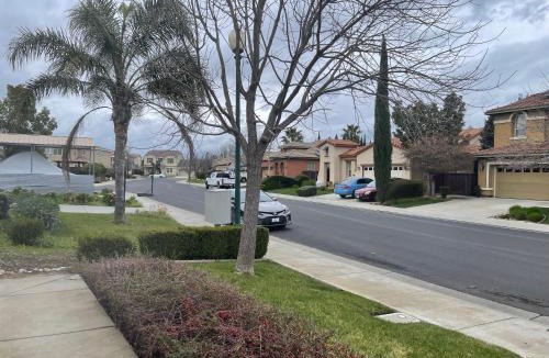 Vacaville House | Comfort and Style Full bed shared bathroom
