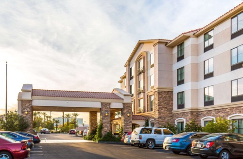 Whitney Ranch Hotel | Comfort Inn & Suites Henderson - Las Vegas