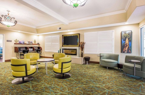 Raisin Hotel | Comfort Suites Fresno River Park